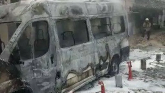 Sarıyer'de park halindeki minibüs alev alev yandı