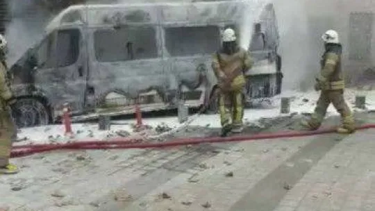 Sarıyer'de park halindeki minibüs alev alev yandı