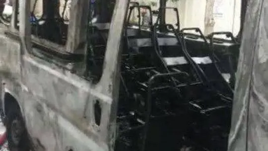 Sarıyer'de park halindeki minibüs alev alev yandı