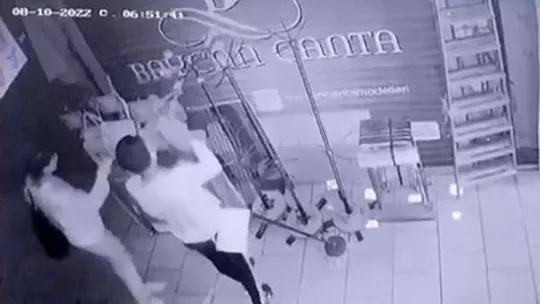 Satışı yapılan askıdaki çantaları böyle çaldılar