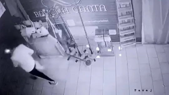 Satışı yapılan askıdaki çantaları böyle çaldılar