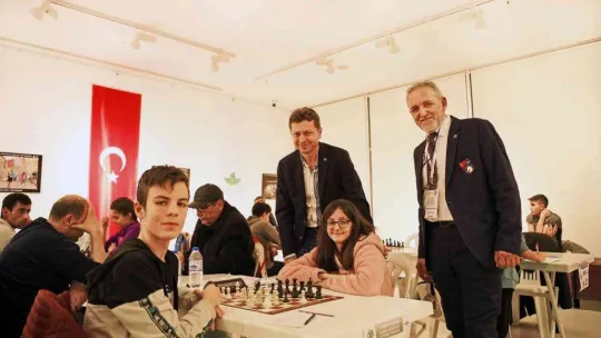 Satranç ustaları kupalarını aldı