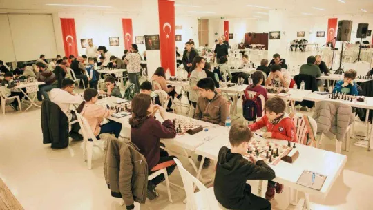 Satranç ustaları kupalarını aldı