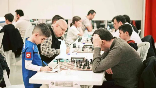 Satranç ustaları kupalarını aldı