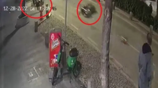 Savrulan motosiklet 30 metre sürüklendi, 2 kişi ağır yaralandı... O anlar kamerada