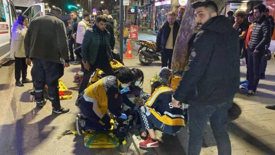 Savrulan motosiklet 30 metre sürüklendi, 2 kişi ağır yaralandı... O anlar kamerada