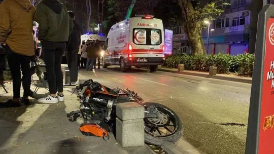 Savrulan motosiklet 30 metre sürüklendi, 2 kişi ağır yaralandı... O anlar kamerada