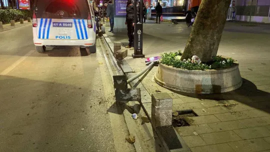 Savrulan motosiklet 30 metre sürüklendi, 2 kişi ağır yaralandı... O anlar kamerada