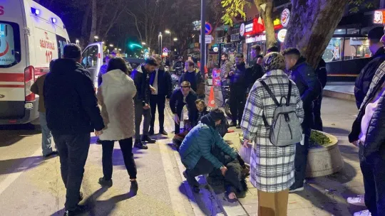 Savrulan motosiklet 30 metre sürüklendi, 2 kişi ağır yaralandı... O anlar kamerada