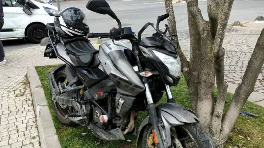 Savrulan motosiklet kaldırımda yürüyen kadına çarptı: 2 yaralı