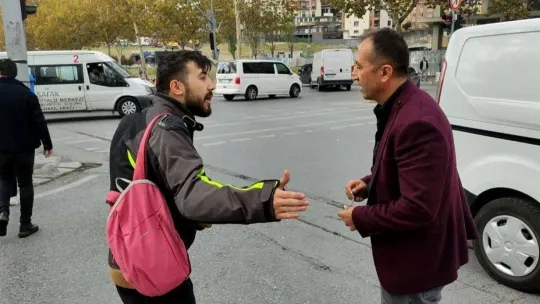 Savrulan motosiklet kaldırımda yürüyen kadına çarptı: 2 yaralı