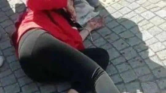 Savrulan motosiklet kaldırımda yürüyen kadına çarptı: 2 yaralı