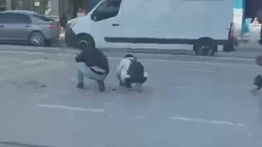 Scooterın koluna taktığı poşet yırtılınca paraları yola saçıldı