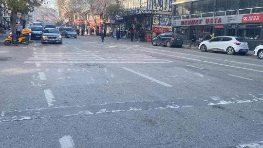 Scooterın koluna taktığı poşet yırtılınca paraları yola saçıldı