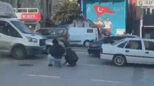 Scooterın koluna taktığı poşet yırtılınca paraları yola saçıldı