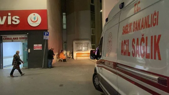 Sedyeden inip gazetecilerin üzerine koştu