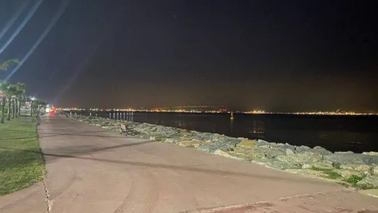 Sedyeden inip gazetecilerin üzerine koştu