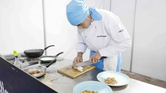 Şefler, Sultangazi'deki fuarda en lezzetli yemeği yapmak için yarıştı