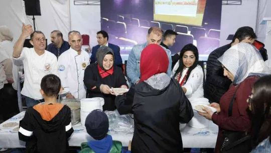 Şefler, Sultangazi'deki fuarda en lezzetli yemeği yapmak için yarıştı