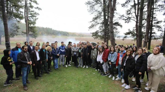 Şehrin kalbinde yürüdüler