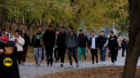 Şehrin kalbinde yürüdüler