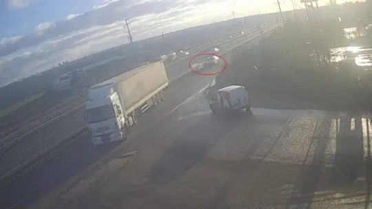 Şerit değiştiren tır, taksiciyi kazaya sürükledi: O anlar kamerada