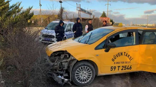 Şerit değiştiren tır, taksiciyi kazaya sürükledi: O anlar kamerada