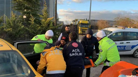 Şerit değiştiren tır, taksiciyi kazaya sürükledi: O anlar kamerada
