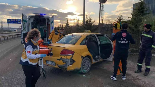 Şerit değiştiren tır, taksiciyi kazaya sürükledi: O anlar kamerada