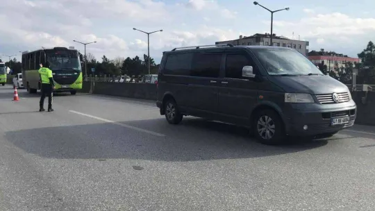 Servis ile kamyonet çarpıştı: 4 yaralı