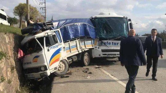 Servis ile kamyonet çarpıştı: 4 yaralı