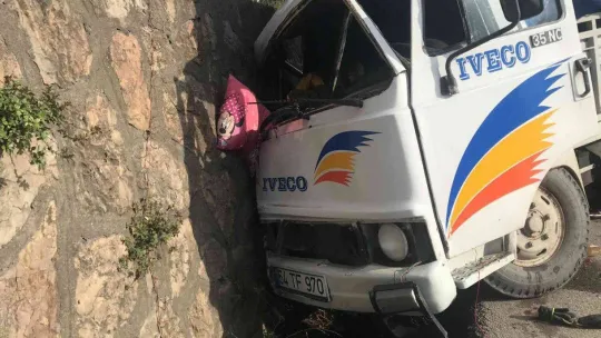 Servis ile kamyonet çarpıştı: 4 yaralı