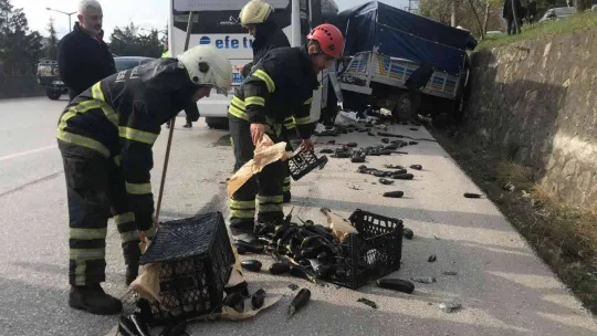 Servis ile kamyonet çarpıştı: 4 yaralı