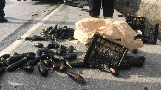 Servis ile kamyonet çarpıştı: 4 yaralı