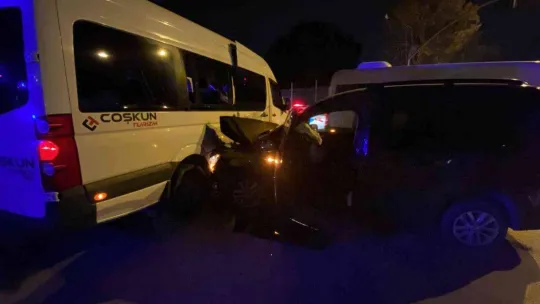 Servis minibüsü ile çarpışan hafif ticari araç hurdaya döndü: 1 yaralı