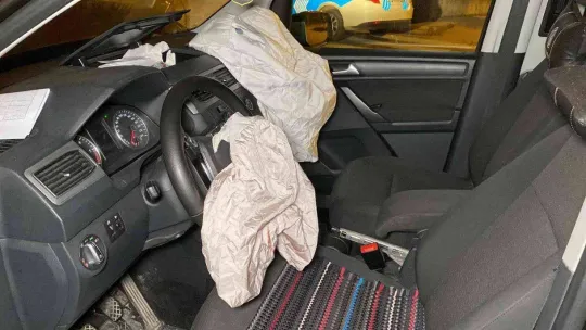 Servis minibüsü ile çarpışan hafif ticari araç hurdaya döndü: 1 yaralı