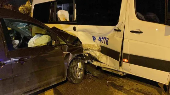 Servis minibüsü ile çarpışan hafif ticari araç hurdaya döndü: 1 yaralı