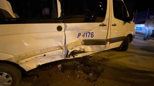 Servis minibüsü ile çarpışan hafif ticari araç hurdaya döndü: 1 yaralı
