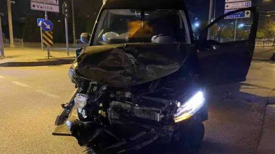 Servis minibüsü ile çarpışan hafif ticari araç hurdaya döndü: 1 yaralı