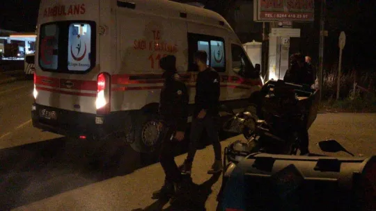 Servis minibüsü ile motosiklet çarpıştı: Domino's Pizza kuryesi ağır yaralandı