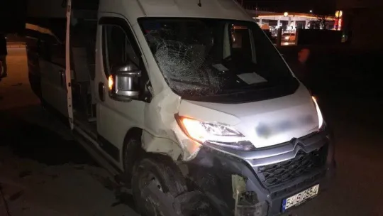 Servis minibüsü ile motosiklet çarpıştı: Domino's Pizza kuryesi ağır yaralandı