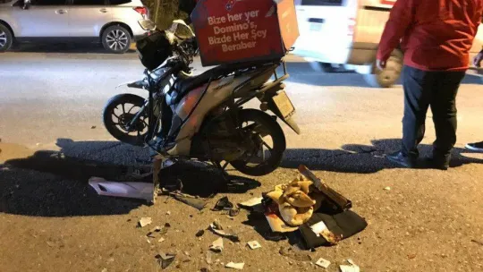 Servis minibüsü ile motosiklet çarpıştı: Domino's Pizza kuryesi ağır yaralandı
