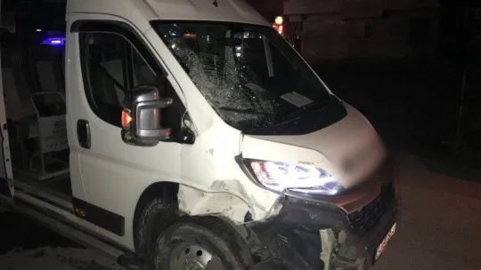 Servis minibüsü ile motosiklet çarpıştı: Domino's Pizza kuryesi ağır yaralandı