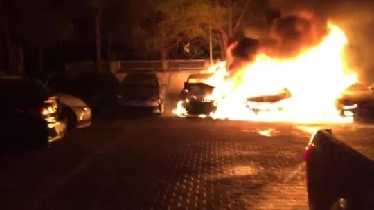 Servis otoparkında arızalı 5 araç alev alev yandı