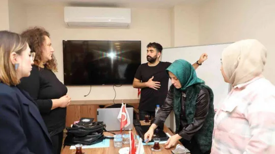 Sesli kütüphane gönüllülerine seslendirme eğitimi başladı