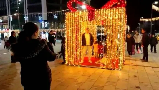 Sevimli köpek, yılbaşı süslemelerinin maskotu oldu