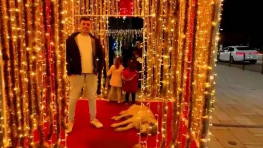 Sevimli köpek, yılbaşı süslemelerinin maskotu oldu