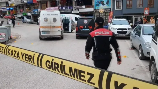 Seyir halindeki araçlardan birbirine kurşun yağdırdılar