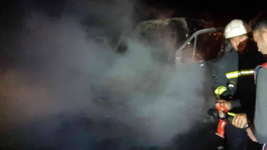 Seyir halindeki minibüs alev alev yandı