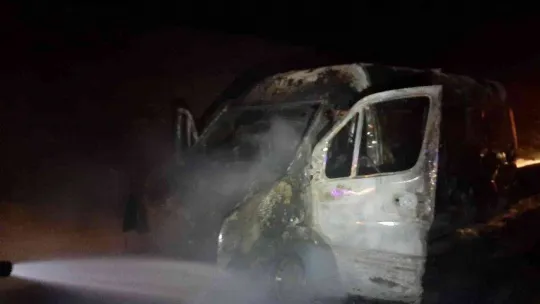 Seyir halindeki minibüs alev alev yandı